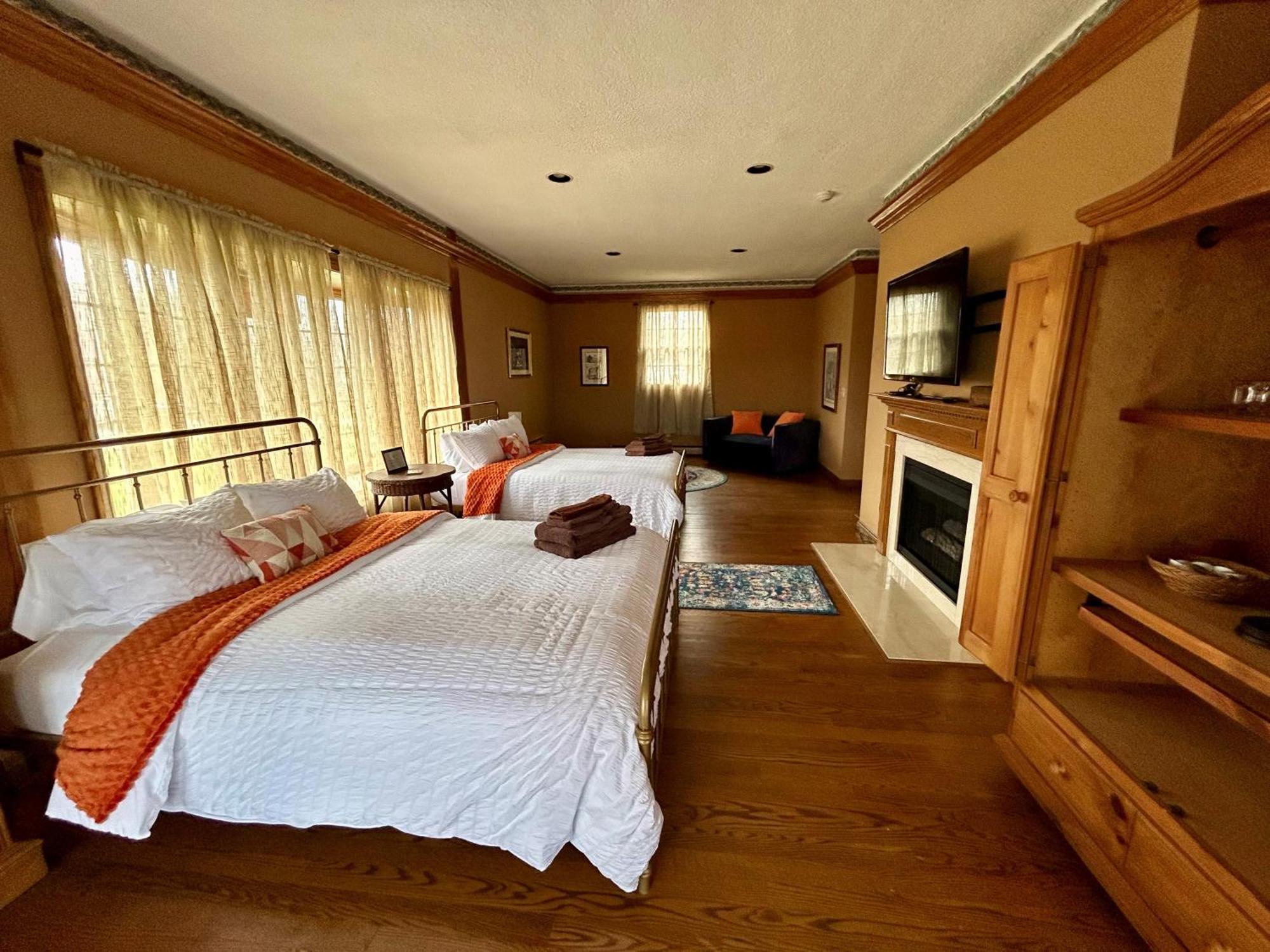 Warner-Concord Farms Bed & Breakfast Geneva エクステリア 写真